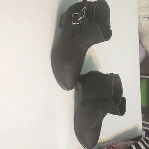 Black heel boots (NEGOTIABLE)